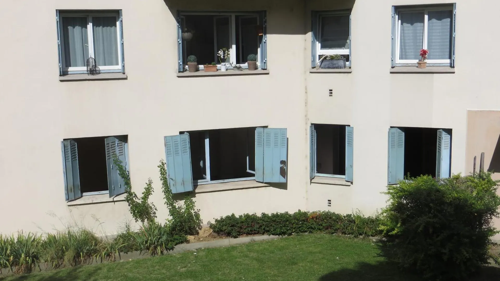 Pratique, Complet Sur, Metro Et Parking; Proche Du Centre, De La Gare, De La Rocade, D\'Un Supermarche. Tout A Pied. location